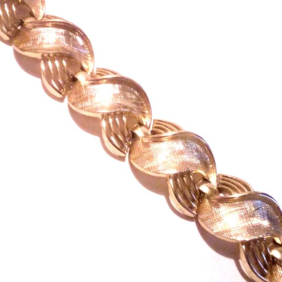 Vintage Lisner Gold Tone Specialty Chunky Link Bracelet - Picture 1 of 4